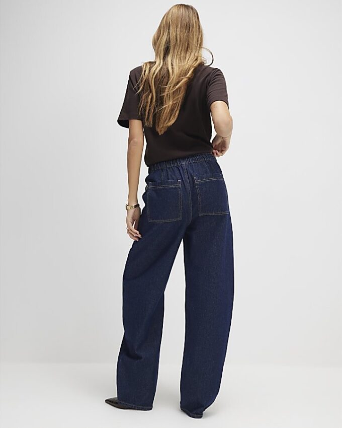 Blå jeans med snörning i midjan och barellben