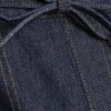 Blå jeans med snörning i midjan och barellben