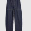 Blå jeans med snörning i midjan och barellben