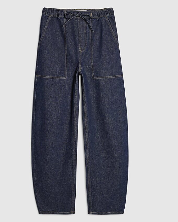 Blå jeans med snörning i midjan och barellben