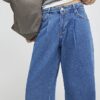 Blå jeans med veck fram och vida ben Blå jeans med veck fram och vida ben