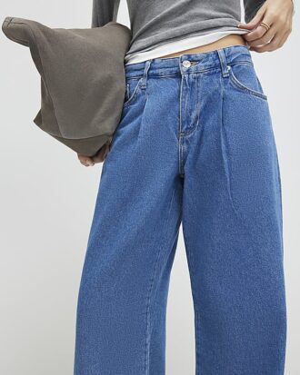 Blå jeans med veck fram och vida ben