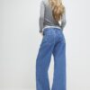 Blå jeans med veck fram och vida ben Blå jeans med veck fram och vida ben