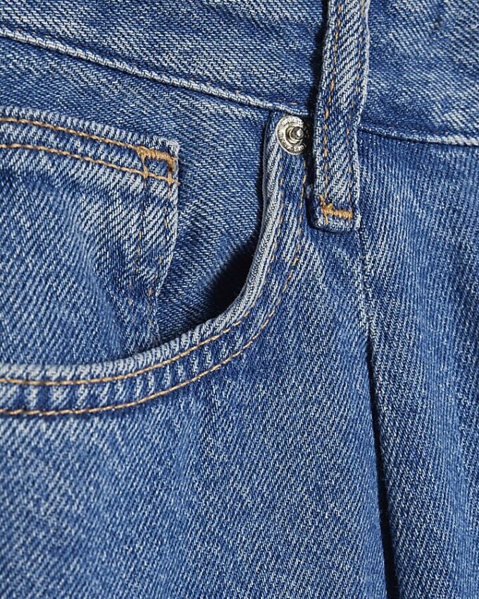 Blå jeans med veck fram och vida ben Blå jeans med veck fram och vida ben