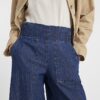Blå jeans med vid ben och resår i midjan