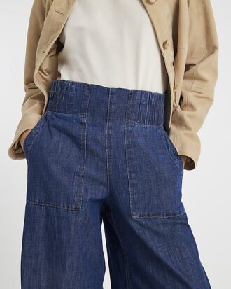Blå jeans med vid ben och resår i midjan