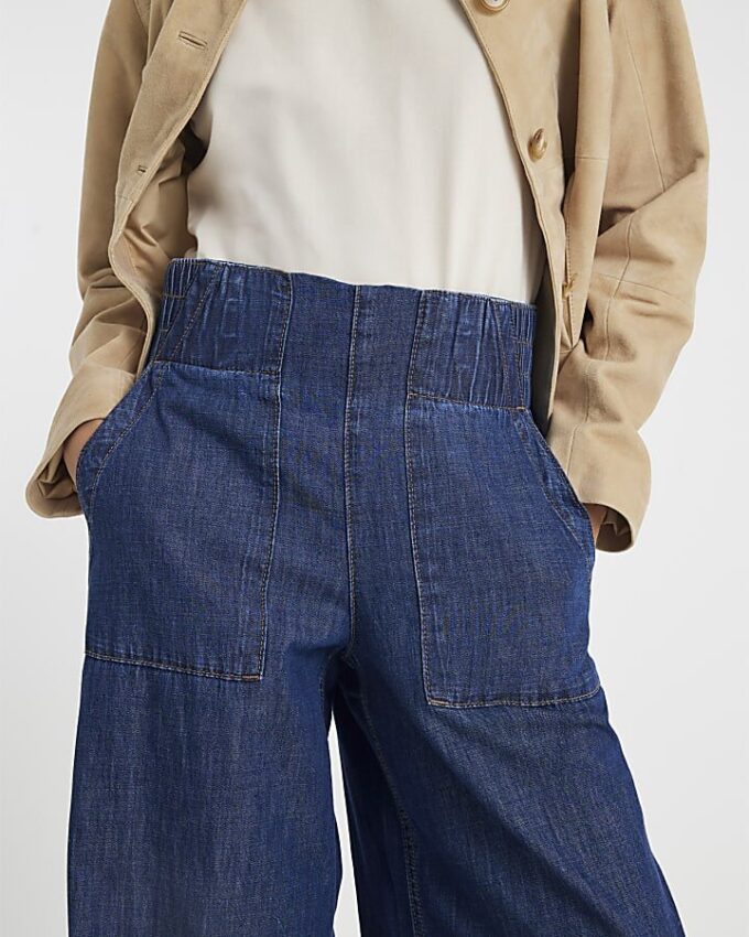 Blå jeans med vid ben och resår i midjan