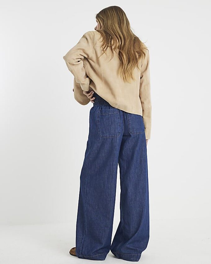 Blå jeans med vid ben och resår i midjan
