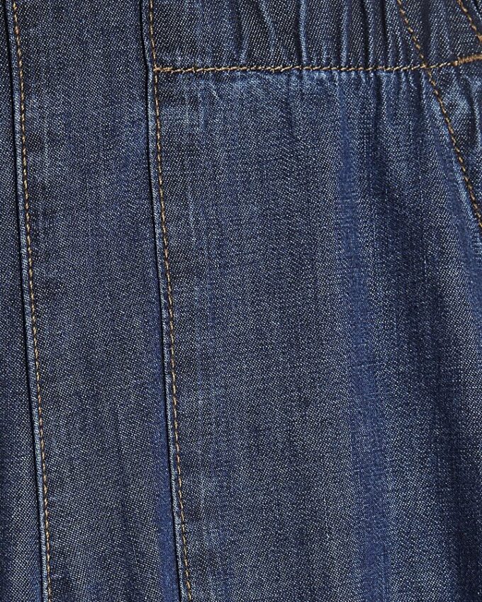 Blå jeans med vid ben och resår i midjan