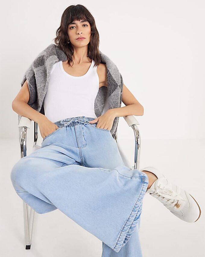 Blå jeans med vida ben i pyjamasstil