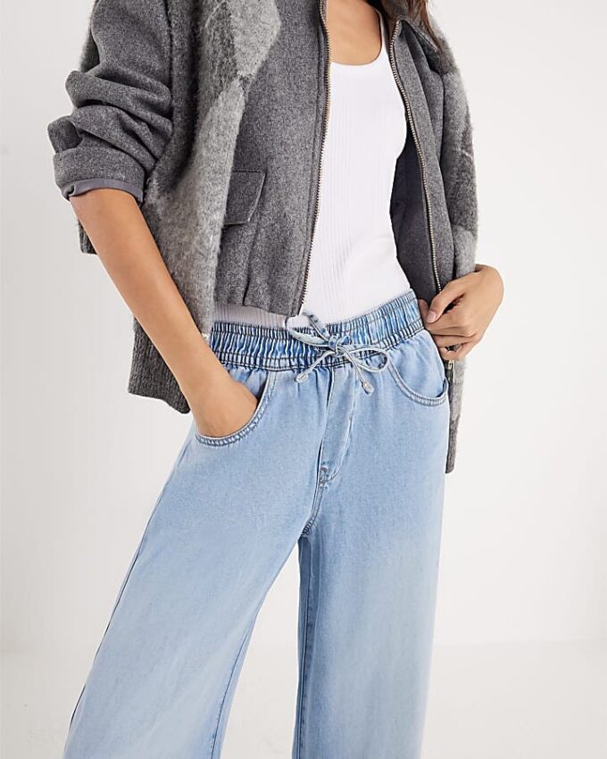 Blå jeans med vida ben i pyjamasstil
