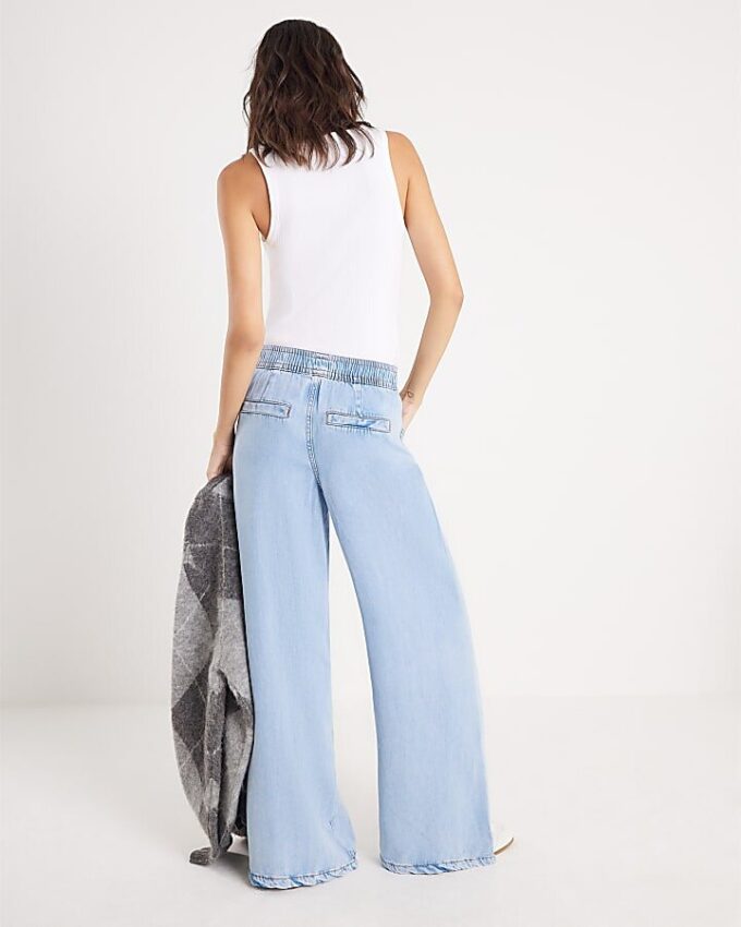 Blå jeans med vida ben i pyjamasstil
