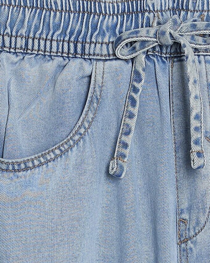 Blå jeans med vida ben i pyjamasstil