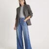 Blå jeans med vida ben och fickor fram