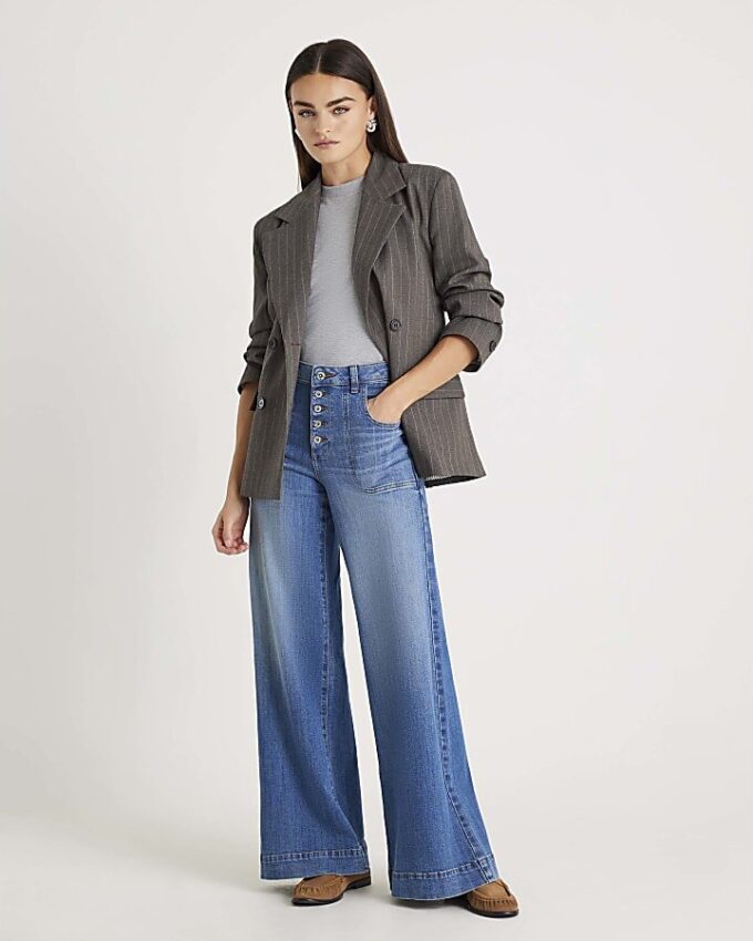 Blå jeans med vida ben och fickor fram