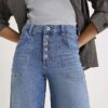 Blå jeans med vida ben och fickor fram