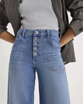 Blå jeans med vida ben och fickor fram