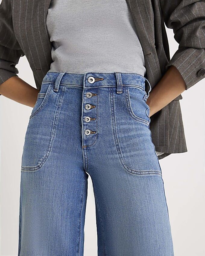 Blå jeans med vida ben och fickor fram