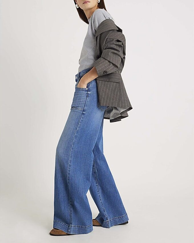 Blå jeans med vida ben och fickor fram