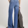 Blå jeans med vida ben och fickor fram