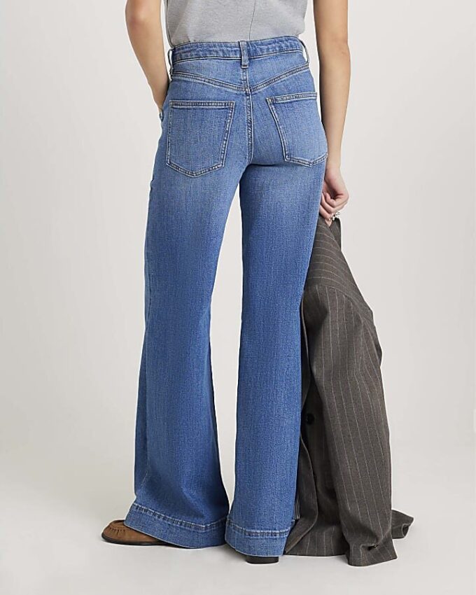 Blå jeans med vida ben och fickor fram