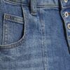 Blå jeans med vida ben och fickor fram