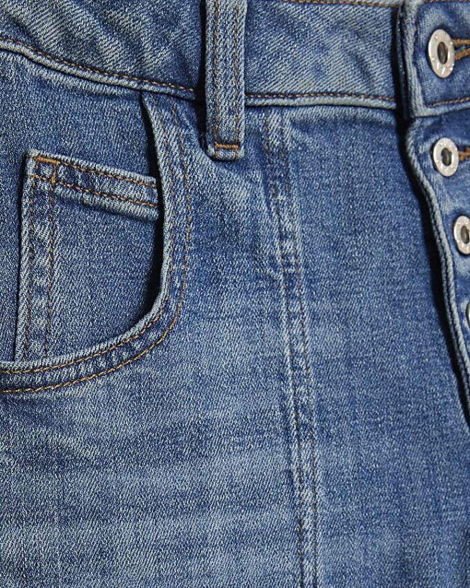 Blå jeans med vida ben och fickor fram