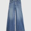 Blå jeans med vida ben och fickor fram
