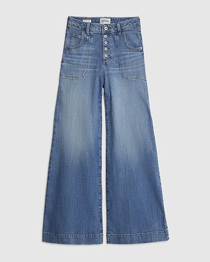 Blå jeans med vida ben och fickor fram