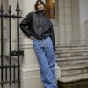 Blå jeans med vida ben och knytning fram
