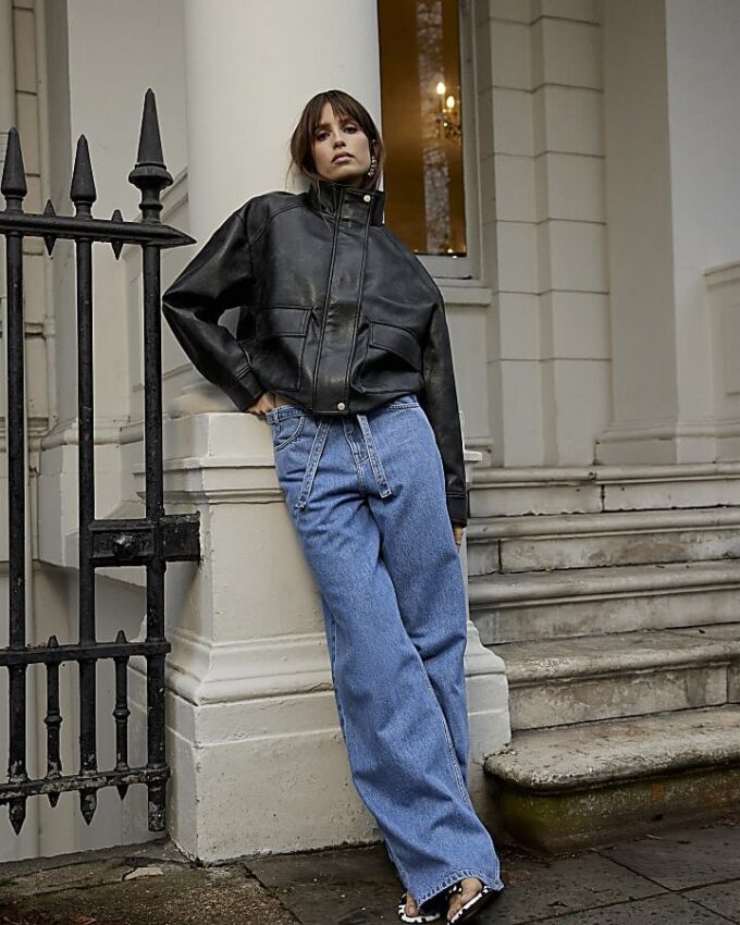 Blå jeans med vida ben och knytning fram