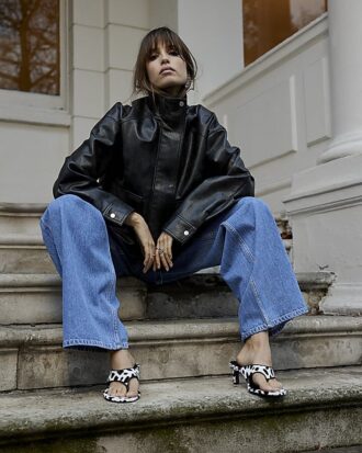 Blå jeans med vida ben och knytning fram
