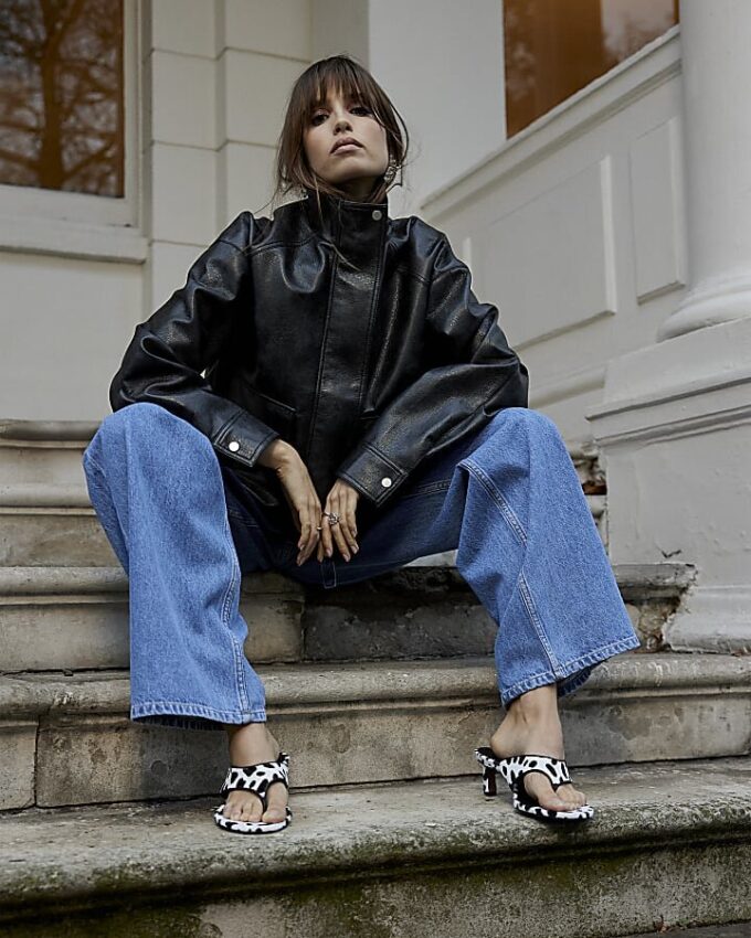 Blå jeans med vida ben och knytning fram