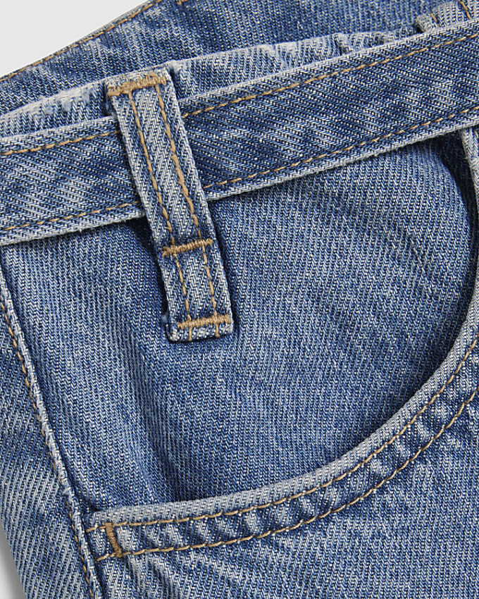 Blå jeans med vida ben och knytning fram
