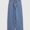 Blå jeans med vida ben och knytning fram