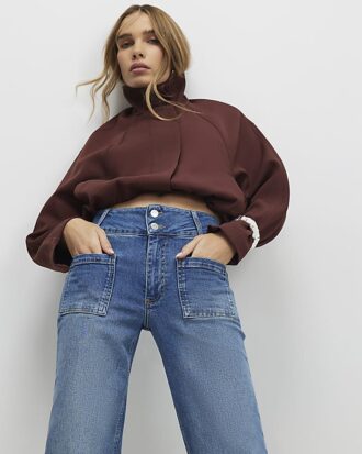 Blå knappdetaljer på fickorna Framåtvidgade jeans