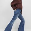 Blå knappdetaljer på fickorna Framåtvidgade jeans