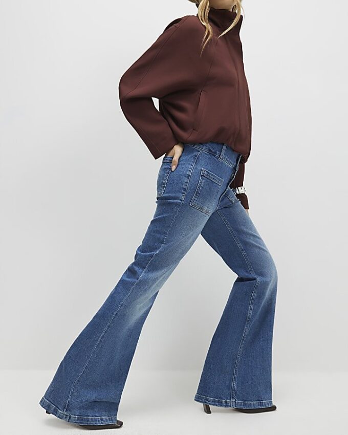 Blå knappdetaljer på fickorna Framåtvidgade jeans