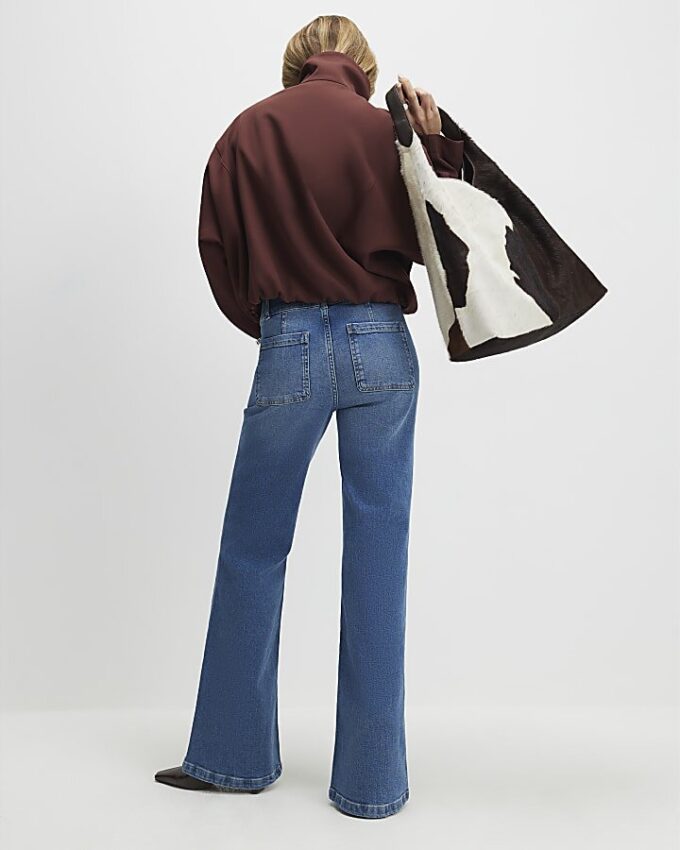 Blå knappdetaljer på fickorna Framåtvidgade jeans