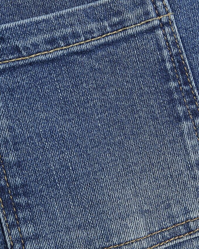 Blå knappdetaljer på fickorna Framåtvidgade jeans