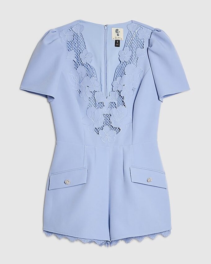Blå kortärmad playsuit med spetsar