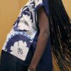 Blå kortärmad topp i satin med blommönster