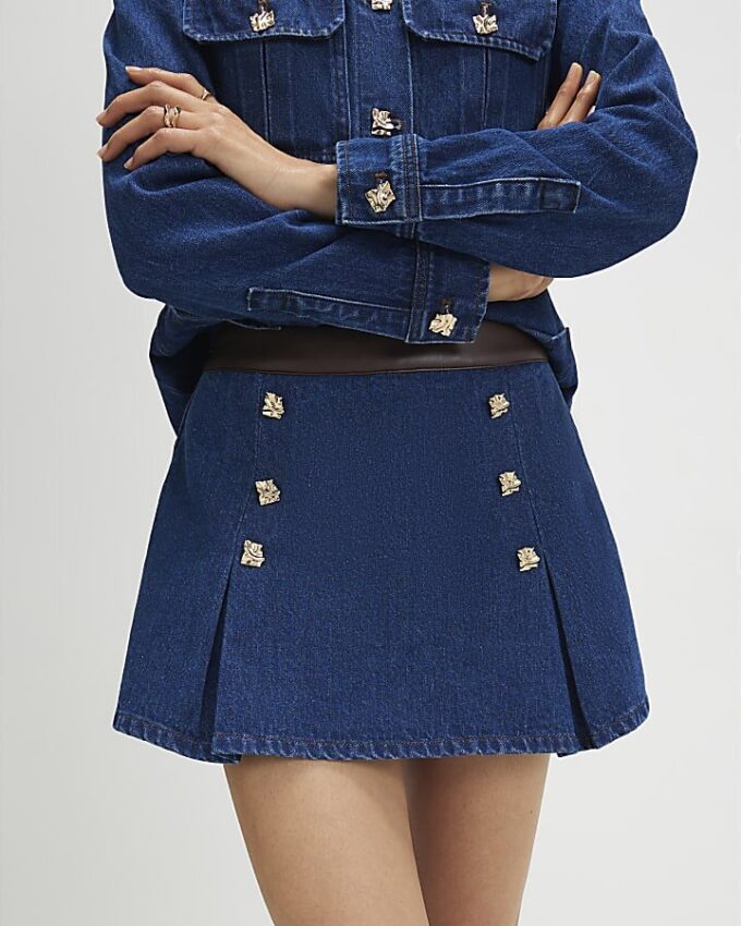 Blå miniskort i denim och plisserat konstläder Blå miniskort i denim och plisserat konstläder