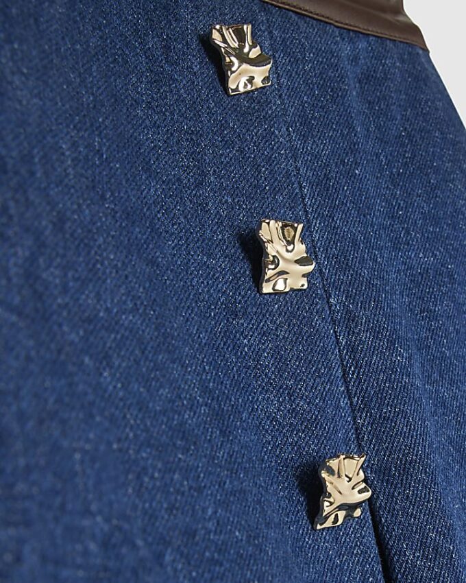 Blå miniskort i denim och plisserat konstläder Blå miniskort i denim och plisserat konstläder