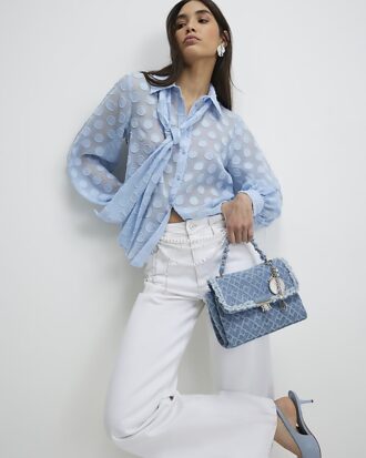 Blå organza-blus med prickar