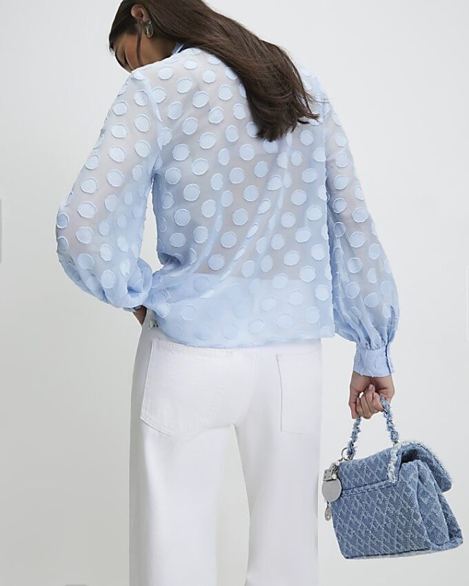 Blå organza-blus med prickar