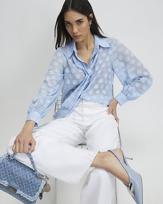 Blå organza-blus med prickar
