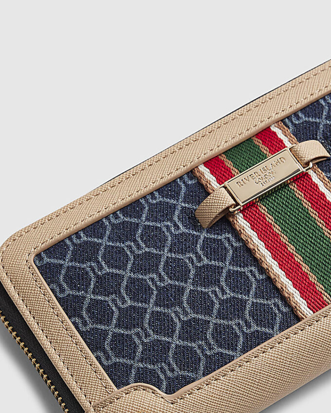 Blå plånbok med monogramtryck och vävband på framsidan