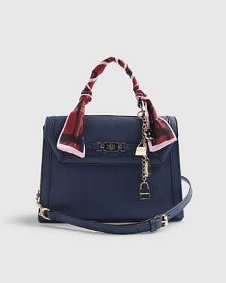 Blå präglad charm-toteväska