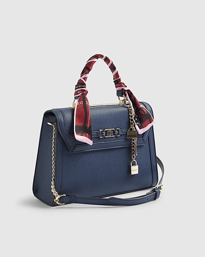 Blå präglad charm-toteväska